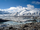 Záliv jezera Petrova u stejnojmenného ledovce v centrálním Ťan-šanu v nadmořské výšce 3 800 m je domovem populace intenzivně pigmentovaných hrotnatek Daphnia fusca. Foto M. Šobr