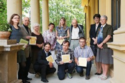 Laureáti cen Živy za r. 2015 s diplomy a předávajícími na terase vily Lanna. Zleva: Eva Smolová, Jan Krekule, Lucie Juřičková, Blanka Říhová, Anna Potůčková, Vojen Ložek, Eva Zažímalová  a Helena Illnerová. Vpředu Jan Prančl, Vítězslav Škorpík a Vojtěch Kolář. Foto S. Kyselová,  Akademický bulletin AV ČR