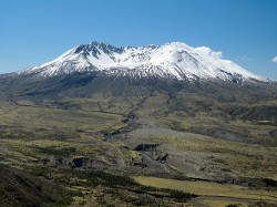 Celkový pohled na sopku  Mount St. Helens v Kaskádovém pohoří (USA), květen 2015. V popředí jsou  patrné mohutné vrstvy sedimentů  sopečného materiálu, poté erodované místními toky. Foto K. Prach