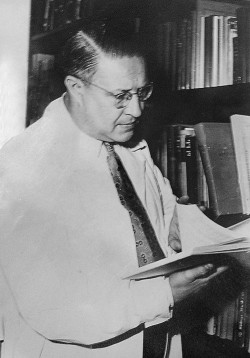 Profesor všeobecné genetiky  a přednosta Genetického ústavu UK Karel Hrubý (1910–1962) ve své pracovně.  Foto z archivu autora