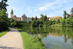 Pohled na panorama průhonického zámku přes Podzámecký rybník (2025). Foto J. Šmída