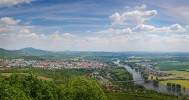 Litoměřice a Labe od Radobýlu.  Zcela vzadu vlevo se tyčí monumentální Sedlo (726 m n. m.) a v dálce na obzoru  vystupuje i charakteristická kupa Řípu. Foto K. Horáček