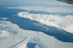 Letecký snímek Svalbardu z března 2018. Krajina je pokryta sněhem,  mořské pobřeží bez zimního zámrzu. Foto z archivu Centra polární ekologie Přírodovědecké fakulty Jihočeské univerzity v Českých Budějovicích