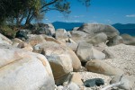Pláž Nudey Beach  na ostrově Fitzroy  v australském Queenslandu. Nacházejí se zde velké žulové balvany  zaoblené mořským  příbojem. Většina  ostrova i okolní moře jsou chráněny  jako národní park Fitzroy Island. Foto L. Hanel