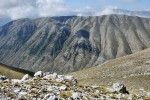 Hluboká údolí a strmé hory, typický obrázek jižní Albánie. Jsou tím, co  způsobilo lokální divergenci populací a vysokou genetickou variabilitu? Horský řetězec Shëndelli-Lunxhëri-Bureto. Foto D. Jablonski
