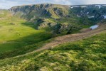 Členitý terén a rozsáhlá údolí Karpat se otiskly v dnes zaznamenatelné genetické diverzitě populací nejen u oboj­živelníků a plazů. Karpatský region je  tak jedním z nejvýznamnějších  mimomediteránních refugií v Evropě. Část pohoří Lătoritei, Rumunsko. Foto D. Jablonski