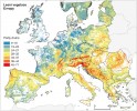 Druhové bohatství lesní vegetace Evropy. Počty druhů jsou vztaženy  k plochám 400 m2. Bílá místa na  pevnině označují území, kde se podle satelitních snímků lesy nevyskytují  nebo zaujímají jen nepatrnou plochu. Podle: M. Večeřa a kol. (2019)