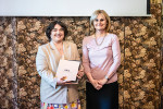 Eliška Petříková (vlevo) převzala Cenu J. Sudy od Jany Cmarkové. Foto J. Plavec, SSČ AV ČR
