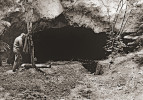 Při výkopu v ústí jeskyně Pod Úlohami v Gaderské dolině ve Velké Fatře  (pozn. redakce: na fotografii V. Ložek). Foto z archivu autora