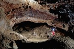 Rozlehlá chodba v Nové Amatérské jeskyni byla modelována nejen rozpouštěním vápence, ale také říčními  (fluviálními) procesy. Foto P. Zajíček