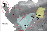 Mapa západočeské metapopulace hnědáska chrastavcového (Euphydryas aurinia). Černé a bílé body zobrazují kolonie, jež byly, resp. nebyly, obsazeny r. 2021, červené body jsou intenzivně sledované lokality na Bochovsku. Červené ovály označují západní, chebský a východní populační shluk. CHKO Slavkovský les podbarvena šedozeleně, vojenský újezd Hradiště v Doupovských horách žlutě. Upraveno podle: P. Tájek a kol. (2023)