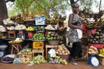 Nezanedbatelnou roli ve výživě zemědělců má ovšem také ovoce a zelenina, kterou prodávají na místních trzích. Foto V. Černý