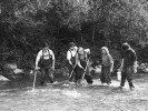 Ichtyologové při odlovu vzorků rybí fauny v řece Laborec u obce Kochanovce u Humenného na východním Slovensku v srpnu 2007, s účastí členů Společnosti. Zleva: Jaroslav Černý, Pavel Moravec, Miroslav Švátora, Monika Štamberková a Martin Volf. Foto M. Kaftan