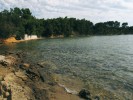 Zátoka s pískovcovými skalkami  u chorvatského ostrova Rab, z níž  pocházejí studované vzorky sedimentu obsahující dírkonošce (Foraminifera). Foto K. Holcová