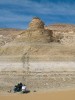 Paleocenní lokalita v jižním Egyptě. Profilování u paty svědeckého vrchu (skalního útvaru) přibližně v místě nálezů egyptosépií. Foto R. Speijer