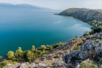 Jezero Ochrid vzniklo na Balkánském poloostrově před 3–4 miliony let  a hostí řadu endemických organismů, včetně několika endemických druhů ryb. Foto D. Jablonski