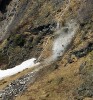 I malá dílčí lavina strhává značné množství materiálu a z mokrého sněhu před dojezdem často zbývá jen oblak jemné vodní tříště. Foto z 9. května 2008. Foto L. Bureš