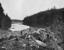 Těsně po vzniku sesuvu v květnu 1872 se začalo plnit jezero, nyní nazývané Mladotické (nebo také Odlezelské). Ze sborníku ČSZ (1912). Foto C. Purkyně