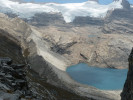 Ustupující ledovce v národním parku Cocuy v Kolumbii. Plocha ledovců v tomto parku byla 39 km2 v r. 1955, v současnosti zabírá méně než 16 km2. Obnaženou krajinu na snímku ještě  před 50 lety zcela pokrýval led. Foto M. Rejmánek