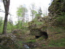 Stavitelé zakomponovali ve 2. polovině 14. stol. hradní jádro hradu Štarkova (též Skály) u Jimramova mezi skalní útvary.  Foto H. Skořepa