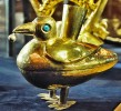 Zlatá nádoba ve tvaru tinamy zobající bobuli. Kultura Čimů, 10.–12. stol. https://hiveminer.com/Tags/golden%2Cincan, v souladu s podmínkami využití