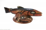 Pokrývka hlavy ve tvaru lososa. Tlingitové, Aljaška, počátek 20. století.  https://www.ebay.com/itm/Tlingit-Clan-Hat-with-Fish-/283158334263, převzato v souladu s podmínami použití