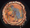 Aztécká péřová mozaika z 15. stol. zobrazující kojota. http://journals.openedition.org/nuevomundo/1447, převzato v souladu s podmínkami využití