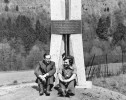 S kolegou a přítelem P. Lukešem (vpravo) před památníkem prvního  mezinárodního stratotypu na světě  (hranice siluru a devonu) na Klonku u Suchomast. Fotografie z archivu P. Lukeše