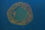 Satelitní fotografie ostrovní štítové sopky Niuafo’ou v souostroví Království Tonga, Oceánie. Zdroj: Earth Science and Remote Sensing Unit, NASA Johnson Space Center, v souladu s podmínkami použití