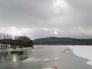 Horní část přehradní nádrže Lipno s nízkými rychlostmi proudění, dostatečnou hloubkou a hladinou pokrytou ledem, kde jsou v zimě chráněni před predátory a vysokými energetickými ztrátami např. expanzivní boleni draví, jelci tloušti a jelci jeseni. Foto O. Slavík