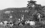 Exkurze na Hradsko se Štorchovým výkladem, 1941. Foto z Literárního archivu Památníku národního písemnictví, fond Eduard Štorch