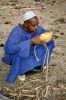 Fulbský pastevec z Burkiny Faso při pití mléka. Foto V. Černý