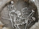 Nerituálně pochovaní jedinci v knovízské sídlištní jámě v Hostivicích u Prahy. Foto P. Velemínský