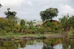 Hustě osídlená a odlesněná krajina  na východním pobřeží Madagaskaru. Foto V. a R. Rybkovi