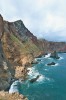 Erozí rozrušené horniny spadají hlavně na severní straně ostrova velmi příkrými srázy do moře, kde tvoří bizarní útvary. Poloostrov São Lourenço. Foto M. Kuklík