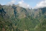 Svahy hor v Parque Natural do Ri­beiro Frio pokrývají v nižších polohách vavřínové lesy. Vlhká údolí s řadou potoků hostí bohatou vegetaci. Foto V. Zelený