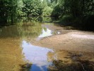 Ukládání písčitých splavenin  přinášených Stříbrným potokem  do přechodně chráněné plochy (PCHP) Rameno u Stříbrného rybníka. Foto R. Prausová