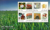 Dárkový aršík Éire – Oileán an Bhia, Ireland – The Food Island (2006) zahrnuje i známku se sýrem typu camembert. Snímek z archivu A. Novákové