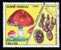 Známka ze série vydané Republikou Guinea-Bissau r. 1988. Kromě plodnic makromycet ukazují také příklady mikroskopických hub. Blíže v textu. Snímek z archivu A. Novákové