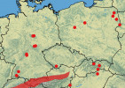 Známé lokality modráska pumpavového (Aricia artaxerxes) ve střední Evropě. Některé další zůstávají pravděpodobně neodhaleny. Jednotlivé oblasti jsou od sebe značně vzdálené, pouze v Alpách je výskyt  tohoto motýla pravděpodobně spojitější. V Německu a České republice jsou  na mapě zobrazeny populace potvrzené sekvenováním DNA. Orig. A. Sucháčková Bartoňová