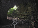 Portál jeskyně Callao (Filipíny), kde se nacházejí fragmenty lidských fosilií označené v r. 2019 jako člověk luzonský (Homo luzonensis). Archeologický výkop je za hrazením vlevo. Foto J. Svoboda