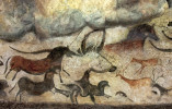 Lascaux, Sál býků (La Salle des Taureaux, Francie), stáří 17–19 tisíc let. Objev formálně dokonalých maleb v jeskyni Chauvet, které jsou podstatně starší, změnil tradiční představu o postupném vývoji umění od jednoduchosti k dokonalosti. Přesto zůstává právě Lascaux určitým vyvrcholením, ať už jde o velikost, barevnost, plasticitu, místy až surrealistické deformace zvířecích těl a především o silný dojem vířivého pohybu, kterým zvířata na pozorovatele stojícího v sálu působí. Foto Centrum kulturní antropologie, Moravské zemské muzeum