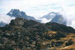 Z vrcholu Mt. Luigi di Savoia (4 622 m n. m.) vidíme masivy s ledovcovým pokryvem včetně nejvyšší hory Margherita (5 109 m n. m.), ležící přesně na hranici Konga a Ugandy. Foto F. Pelc