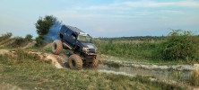  Monster truck projíždí tůní v býva lém vojenském újezdu Mladá u Milovic.  I zde se vyskytuje hrotnatka neočekávaná  (Daphnia inopinata). Foto A. Petrusek 