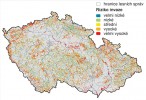 Předpověď rizika výskytu plísně olšové v lesních porostech ČR. Zhruba polovina výměry lesních porostů olší  je v kategorii „velmi vysoké riziko“.  Převzato z publikace D. Romportla a kol. (2015), s laskavým svolením autora