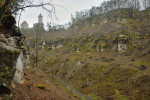 Členění údolních svahů na skalní  patra neboli „kvádry“ lze nejlépe   pozorovat v Kokořínském dole a jeho  pobočkách. Rokle Barák a hrad Kokořín. Foto J. Adamovič