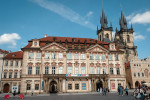 Průčelí paláce Kinských na Staroměstském náměstí v Praze s dvěma průjezdy do objektu. Foto D. Vondráček