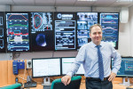 Radomír Pánek před hlavním panelem v řídicí místnosti tokamaku COMPASS. Foto z archivu ÚFP AV ČR