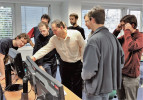 Radomír Pánek při vyhodnocování experimentálních dat se studenty. Foto z archivu ÚFP AV ČR