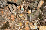 Povrch haldy u obce Špania Dolina. Modré a zelené zbarvení kamenů je způsobeno minerály mědi. Foto R. Hobza